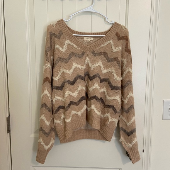 EUC | ILLA ILLA women’s chevron patterned soft‎ knit v-neck sweater — M/L - Picture 1 of 6